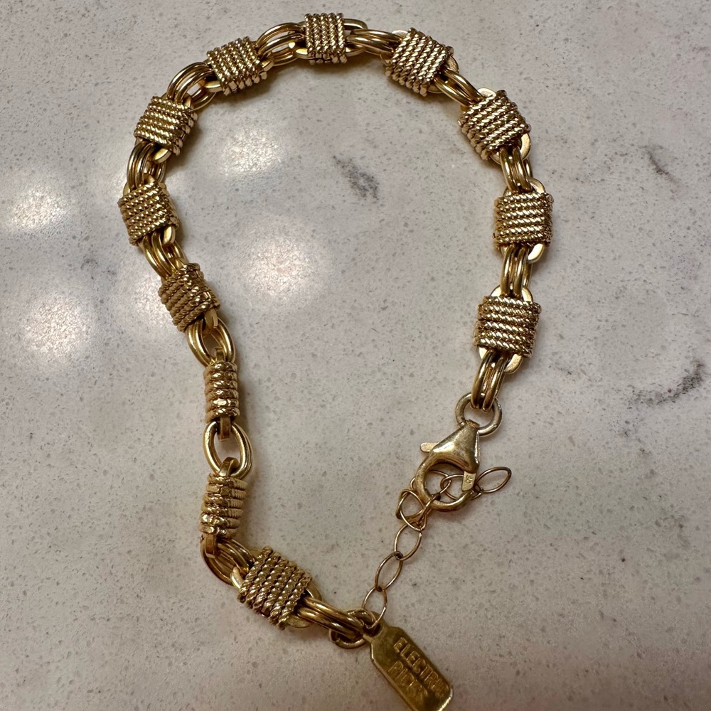 Electric picks bracelet
